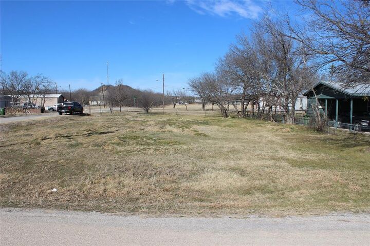 Property Photo:  917 SE 13th Avenue  TX 76067 