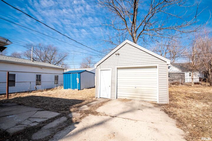 Property Photo:  821 E Wilson Avenue  IL 61616 