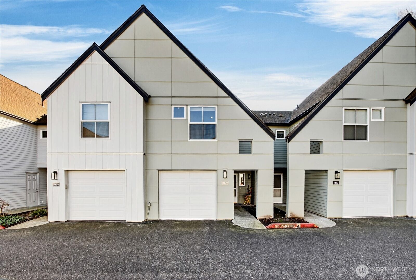 Property Photo: 6615 S 239th Place R109 WA 98032