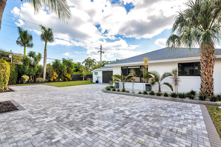 Property Photo: 300 Edmor Road FL 33405