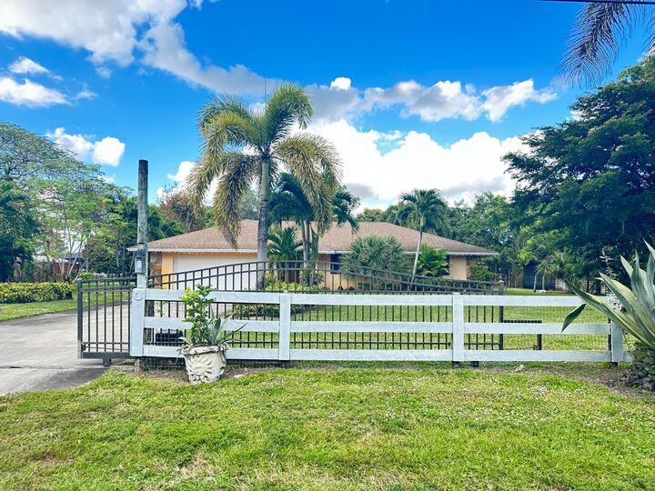 Property Photo: 8251 Bowie Way FL 33467