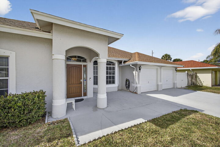 Property Photo:  102 Brook Woode Court  FL 33411 