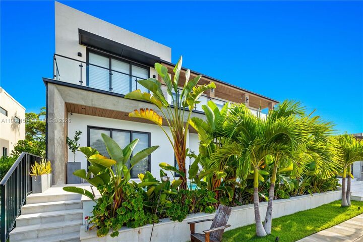 Property Photo: 2050 S Hibiscus Dr FL 33181