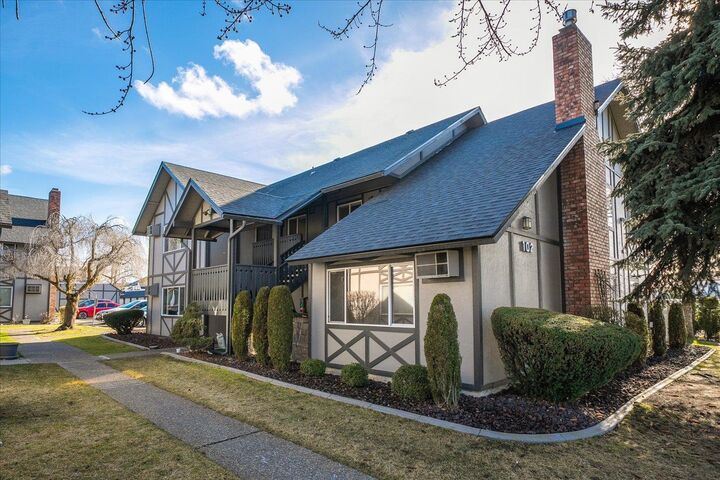 Property Photo: 102 E Weile Ave 4 WA 99208
