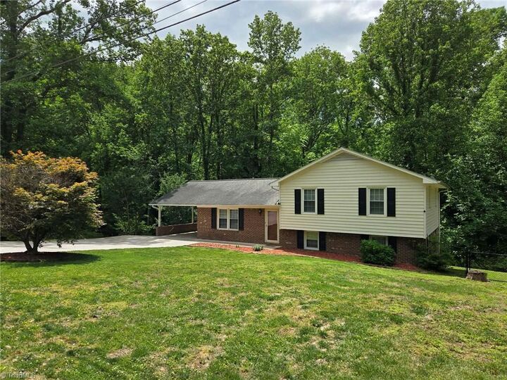 Property Photo:  1542 Overlook Drive  NC 28697 