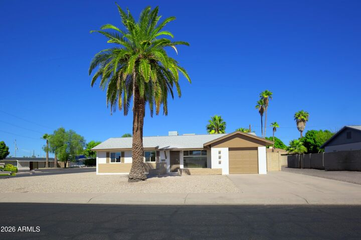 Property Photo:  2624 W Charter Oak Road  AZ 85029 