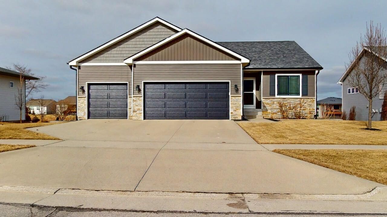 Property Photo: 5517 Allerton Drive IA 50014