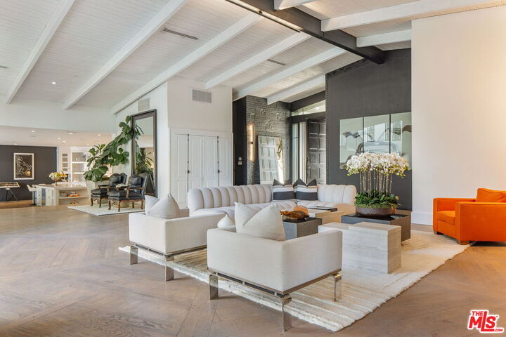 Property Photo:  1100 Pine Dr  CA 90210 