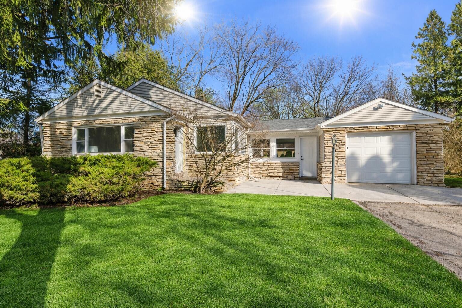 Property Photo:  8424 N Fox Croft Ln  WI 53217 