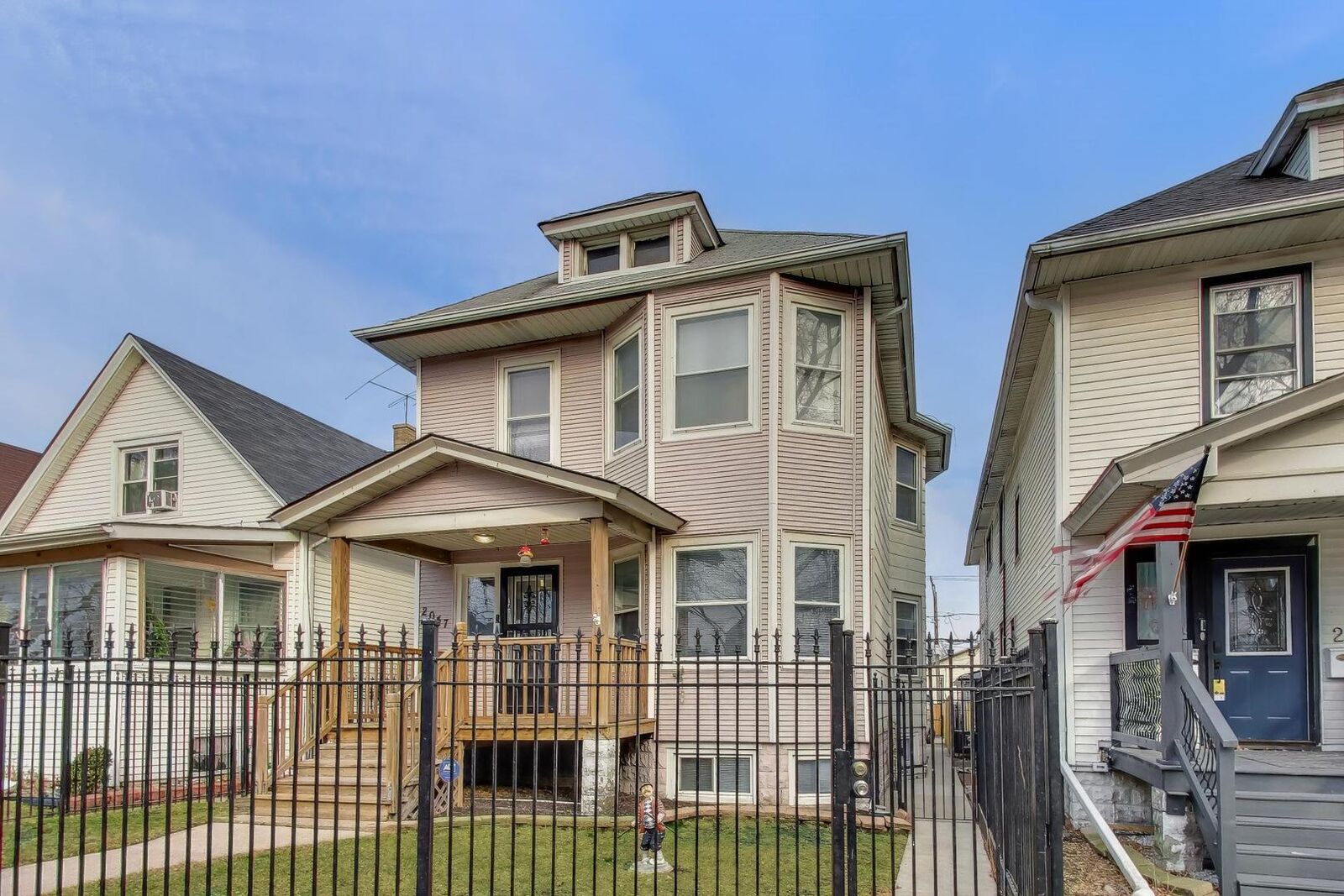Property Photo:  2047 N Lavergne Avenue  IL 60639 