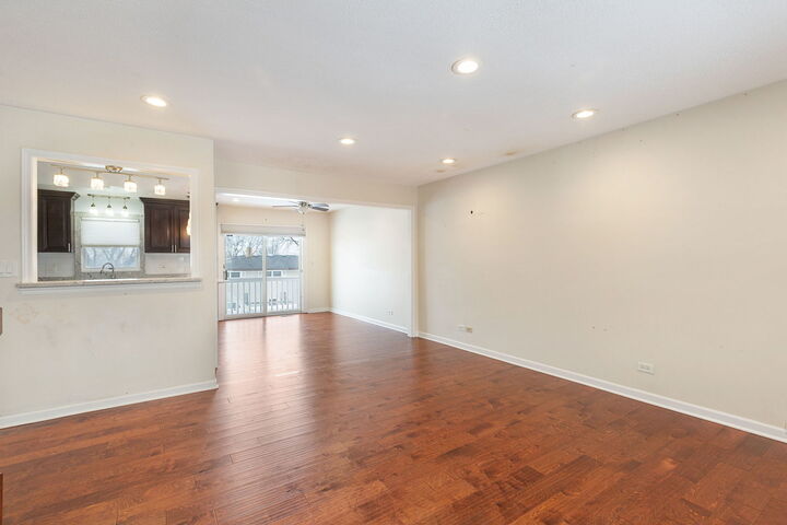 Property Photo: 933 Columbia Court IL 60188