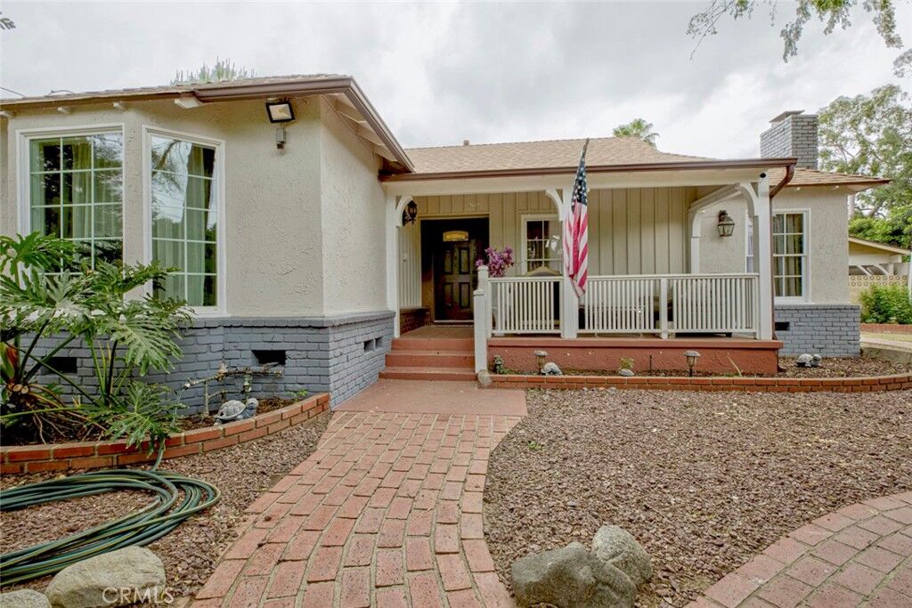 Property Photo:  15556 Valerio  CA 91406 