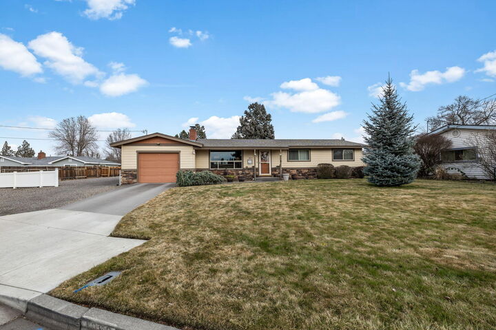 Property Photo: 1066 SW Canyon Drive OR 97756