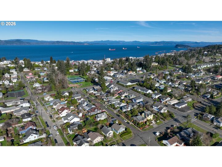 Property Photo:  1495 6th St  OR 97103 