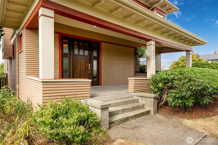 Property Photo:  1602  Rucker Ave  WA 98201 