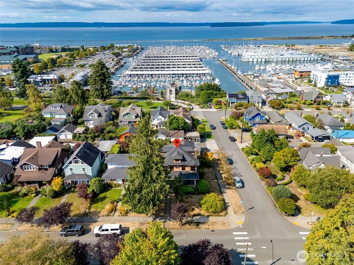 Property Photo: 1602 Rucker Ave WA 98201