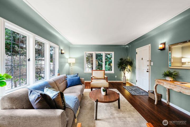 Property Photo: 750 Belmont Avenue E 5 WA 98102