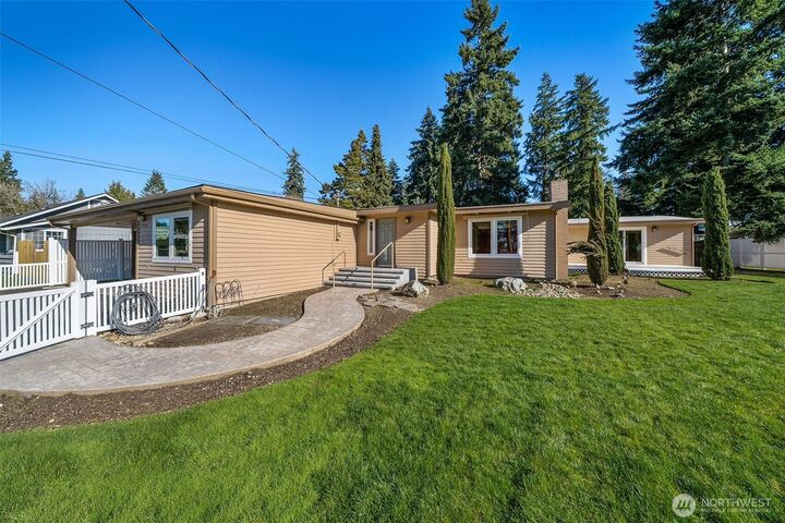 Property Photo:  2406  10th Avenue  WA 98354 