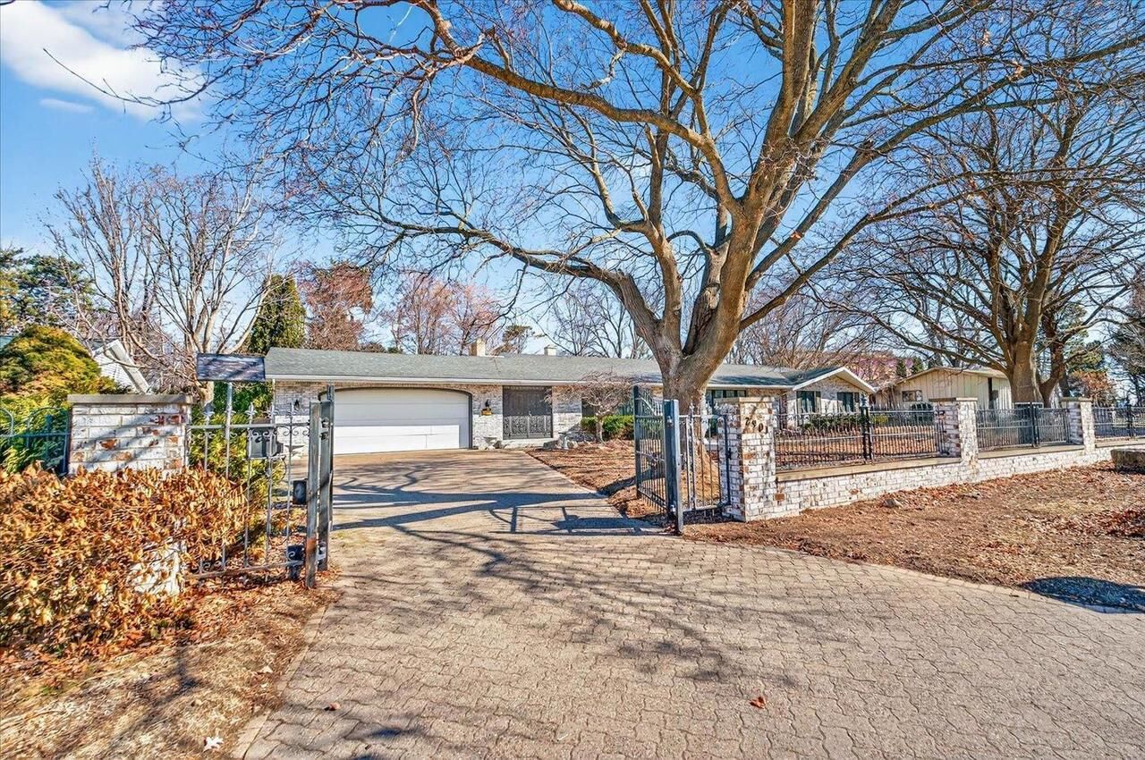 Property Photo:  2901 Grandview Boulevard  WI 53713 