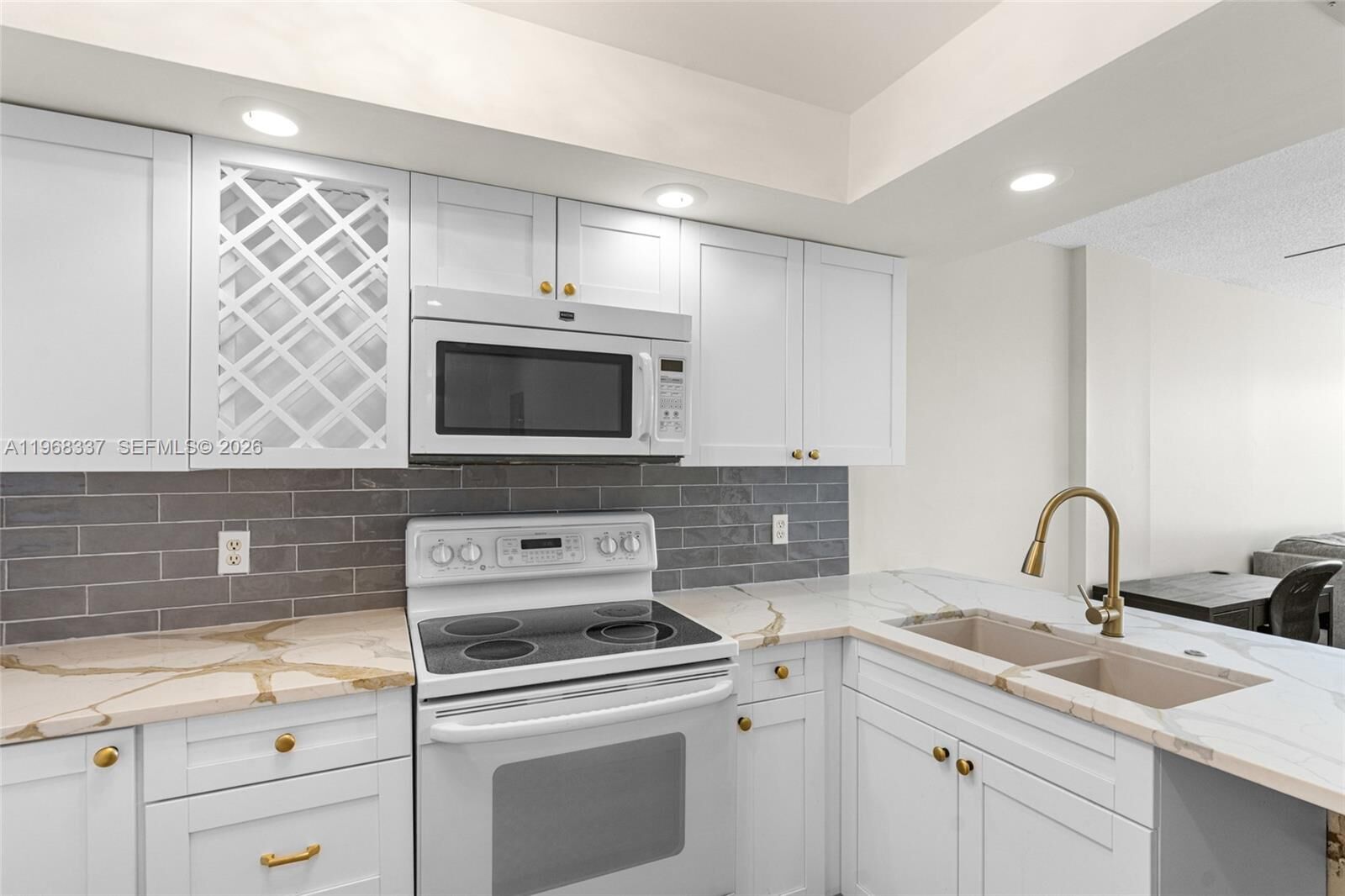 Property Photo:  112 Royal Park Dr 3H  FL 33309 