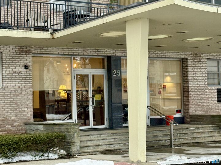 Property Photo:  25 Cartright Street 2D  CT 06604 