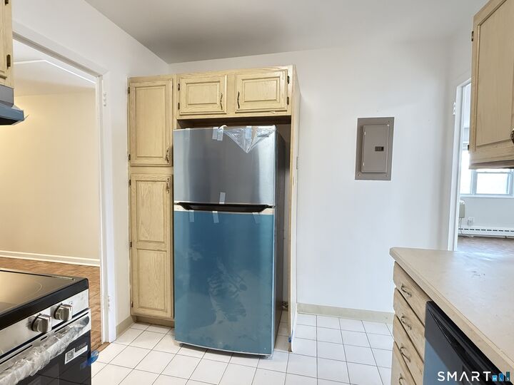 Property Photo:  25 Cartright Street 2D  CT 06604 