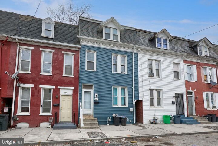 Property Photo: 461 E Walnut Street PA 17403