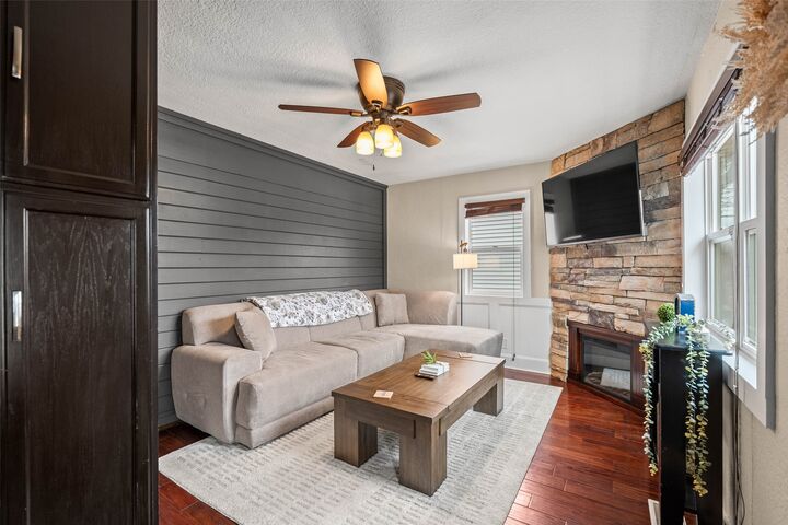Property Photo: 6022 SE 4th Street IA 50315