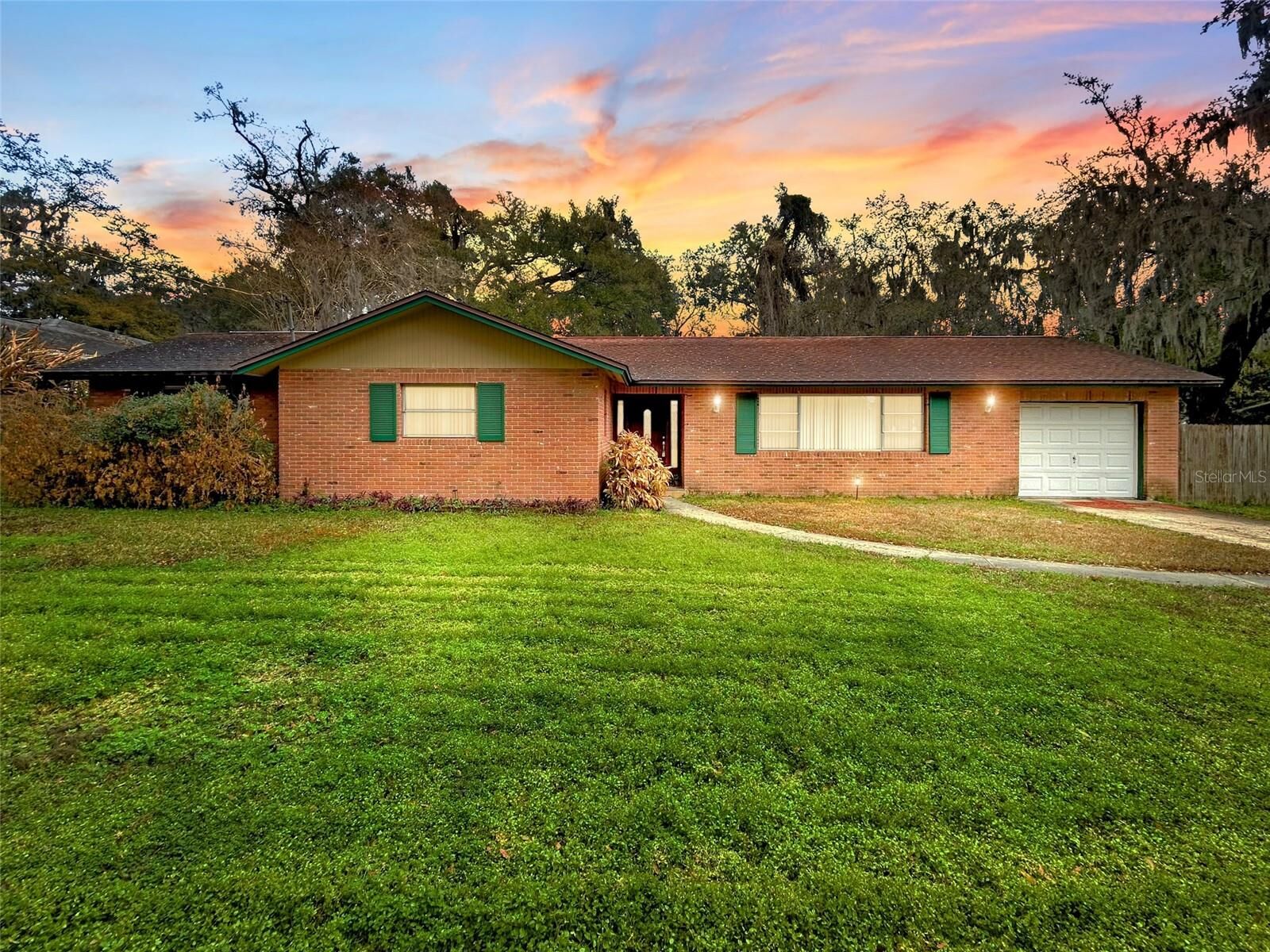 Property Photo:  2006 Cricket Lane  FL 33594 