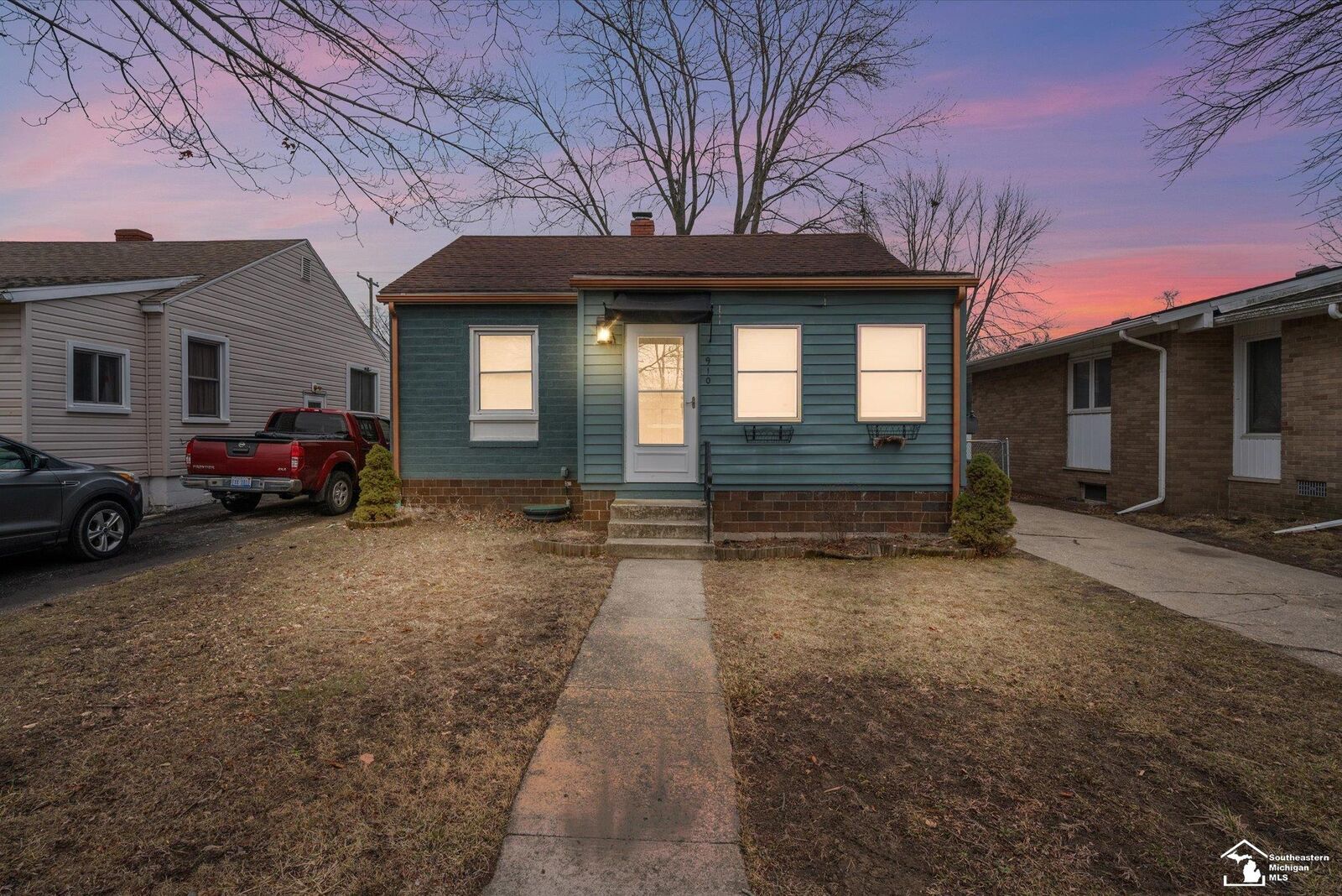Property Photo:  910 Maple Boulevard  MI 48162 