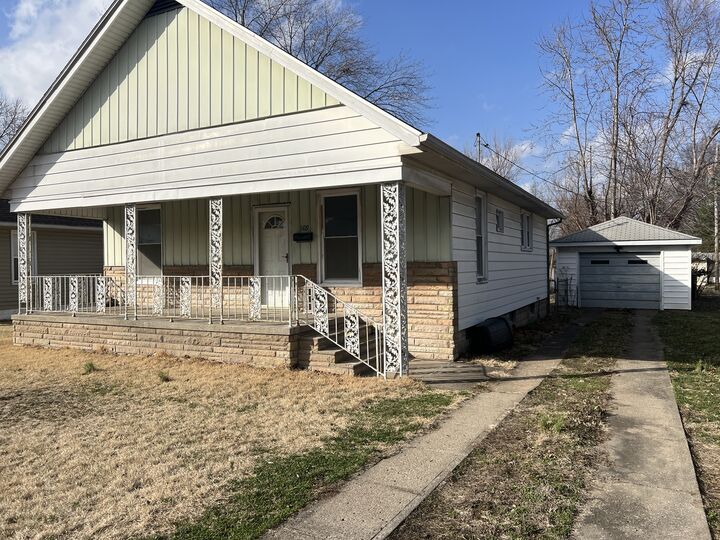 Property Photo:  1109 W Adams Street  IL 62948 