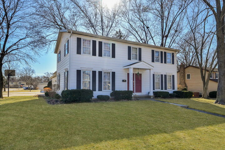 Property Photo:  1120 E Hawthorne Boulevard  IL 60187 