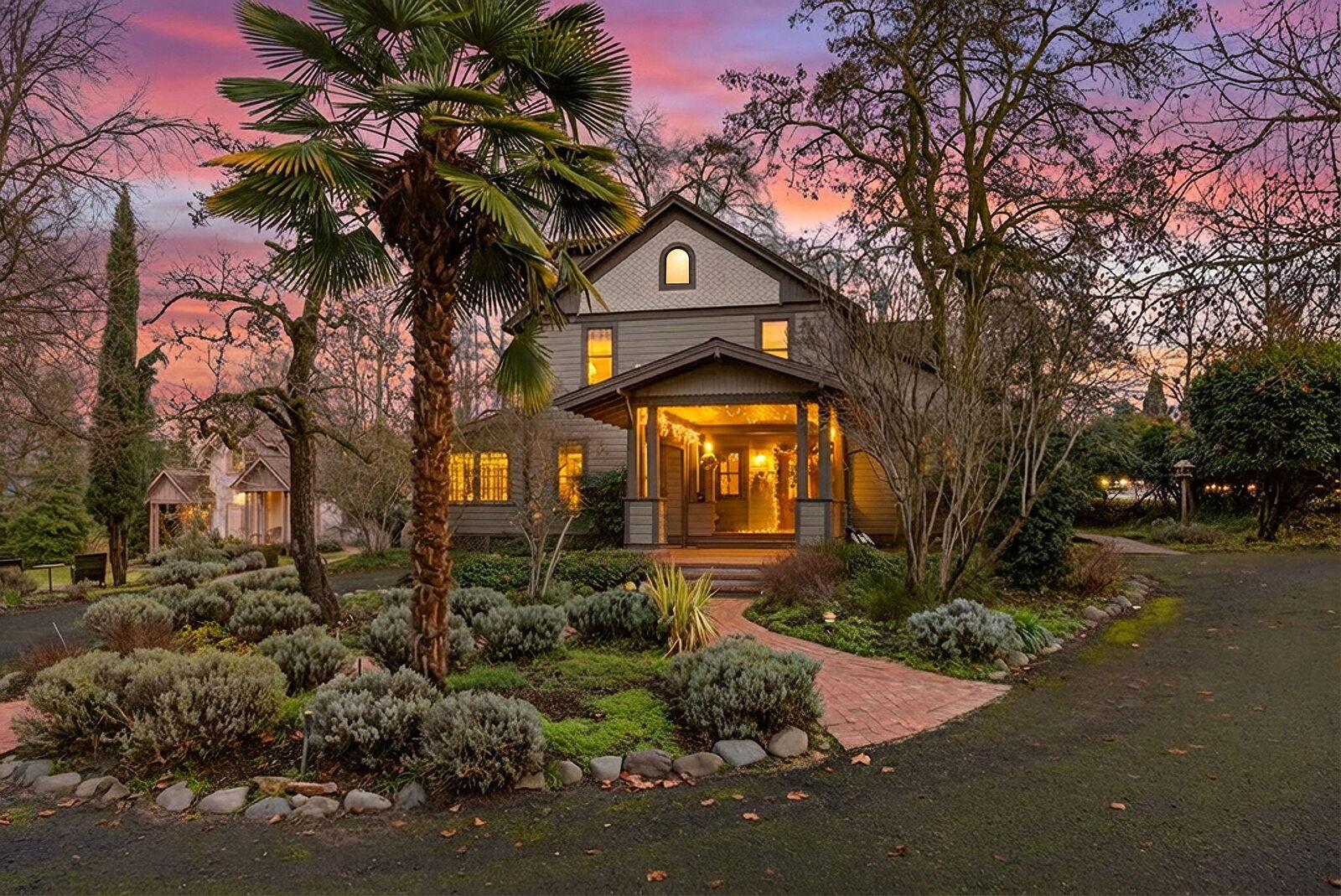 Property Photo: 668 N Main Street OR 97520