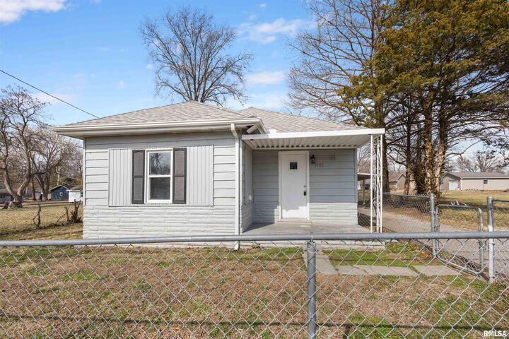 Property Photo:  1905 E Garland Street  IL 62896-3479 