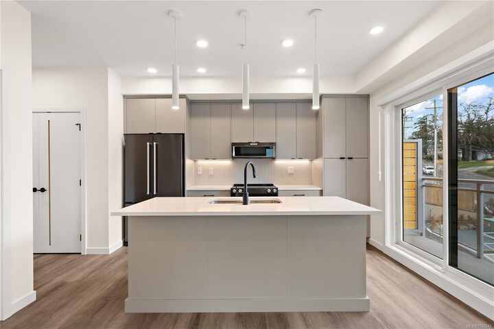 Photo de la propriété:  610 Lampson St 407  BC V9A 0L4 