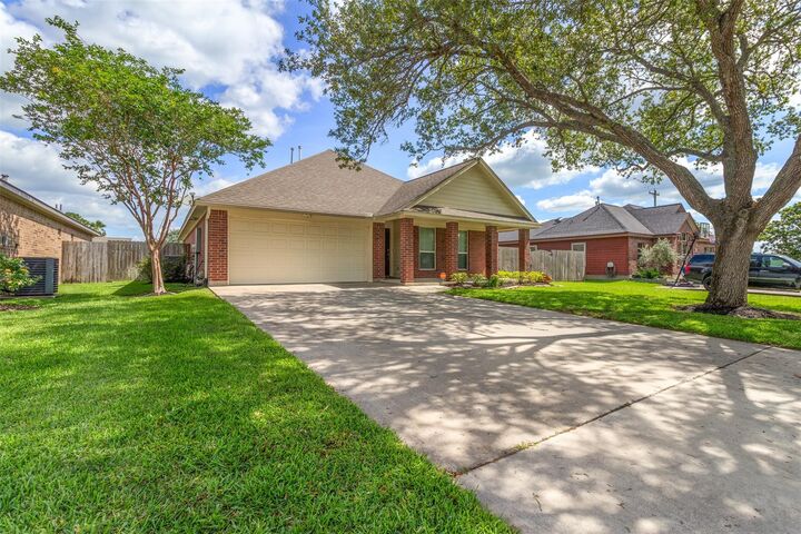 Property Photo: 1105 Isabella Boulevard TX 77515