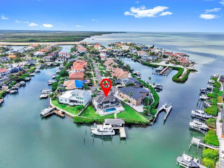 Property Photo: 901 Capriccio Lane FL 33572