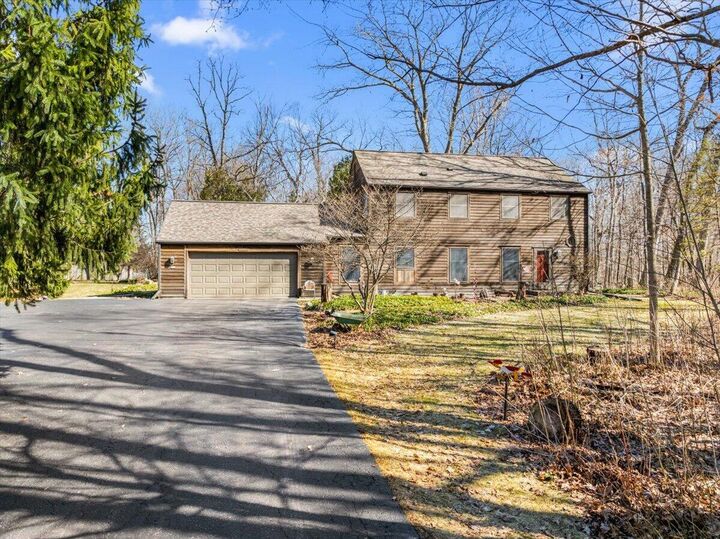 Property Photo:  814 Tipperary Ln  WI 53027 