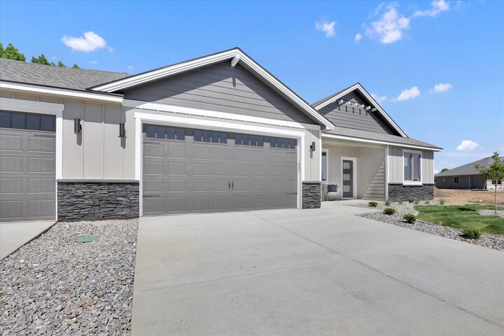 Property Photo:  1109 - Unit 16 N Country Club Dr 16  WA 99006 