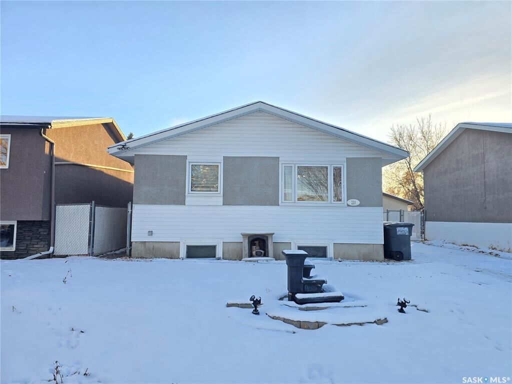 Property Photo:  210 Western Crescent  SK S7H 4J6 