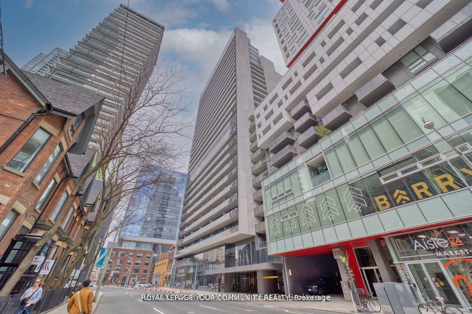 Property Photo: 330 Richmond Street W 1711 ON M5V 1X2