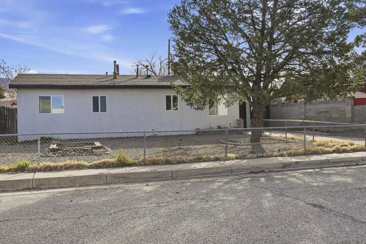 Property Photo:  1004 Mary Ellen Street NE  NM 87112 