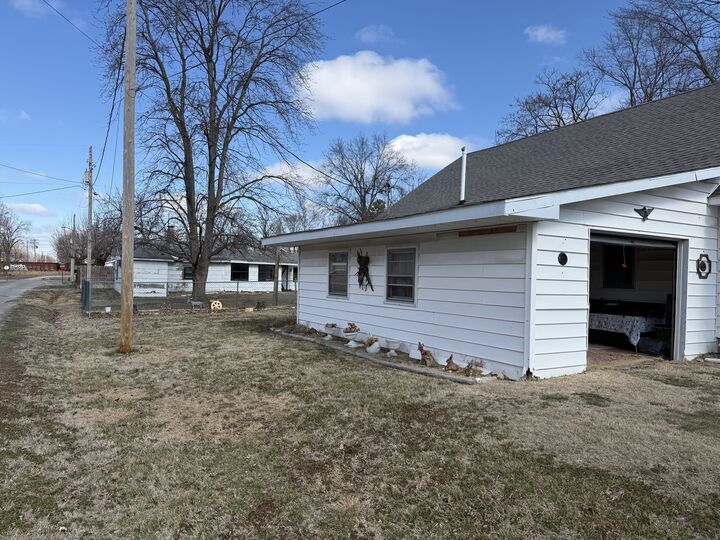 Property Photo:  1421 W Maple Street  IL 62948 