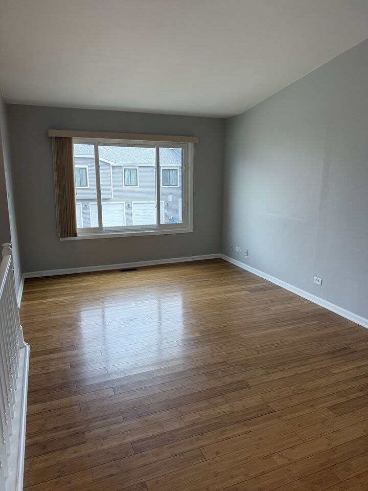 Property Photo: 1010 Hayes Court 1010 IL 60061