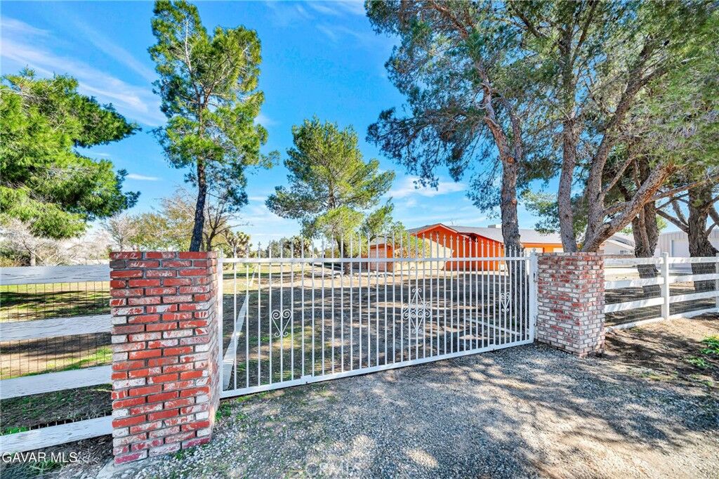 Property Photo: 45144 43rd E CA 93535