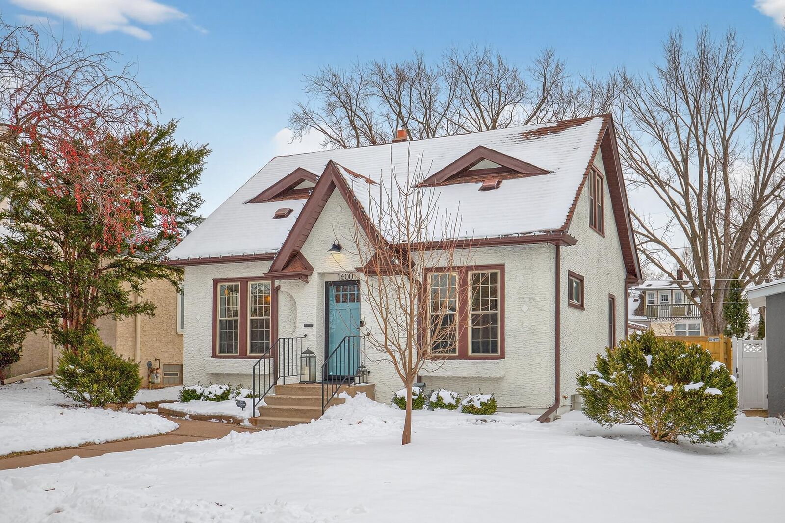 Property Photo:  1600 Hartford Avenue  MN 55116 