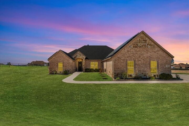 Property Photo: 139 Stanford Lane TX 76082