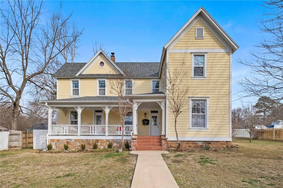 Property Photo:  102 W Bush Street  AR 72753 