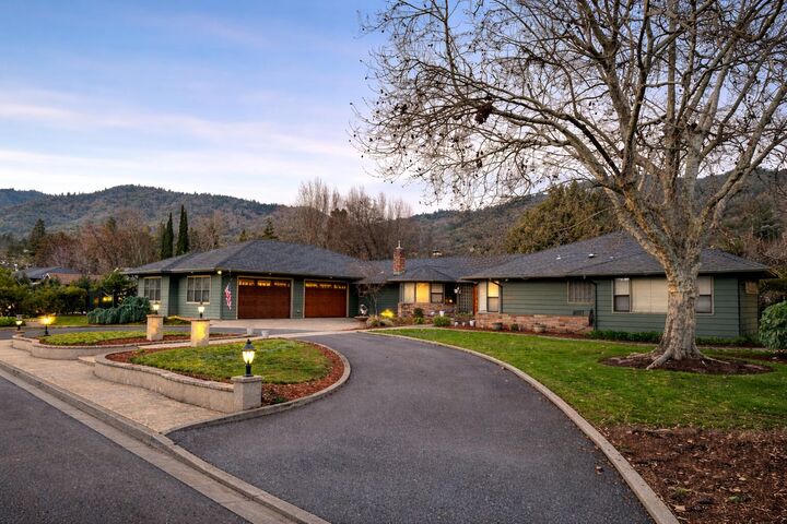 Property Photo:  1117 NE Memorial Drive  OR 97526 