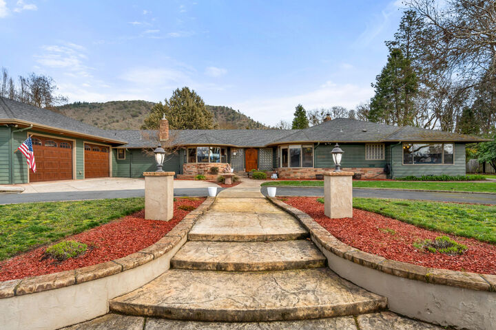Property Photo:  1117 NE Memorial Drive  OR 97526 